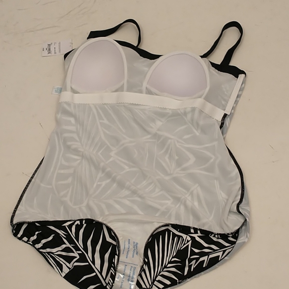 One Piece Bathing Suit 20W Black &White Graphic NWT Unworn Quality Flirty Style - Picture 5 of 7